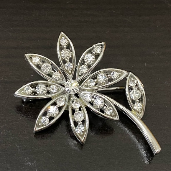 Vintage LISNER Silver-tone Rhinestones Flower Brooch - Picture 10 of 12